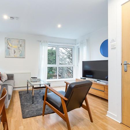 Modern 2 Bed Broompark/Central Apt. With Parking グラスゴー エクステリア 写真